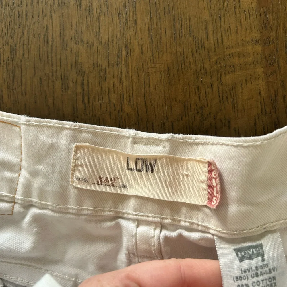 Levi’s 542 white low rise denim shorts